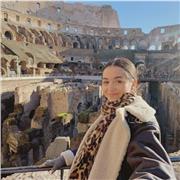 Profesora imparte clases de refuerzo de todas las asignaturas de Primaria